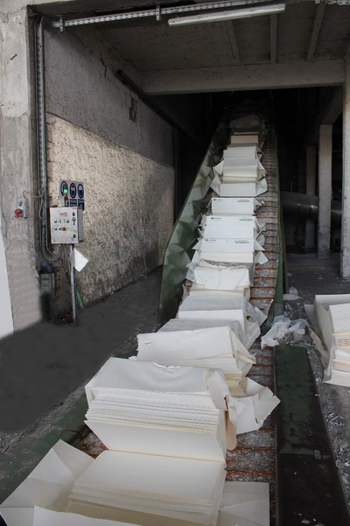 Fogli di cellulosa sul nastro verso lo spappolatore