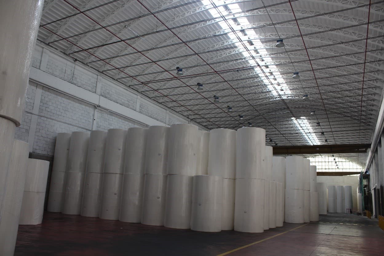 Magazzino bobine jumbo roll di carta tissue in attesa del ritiro