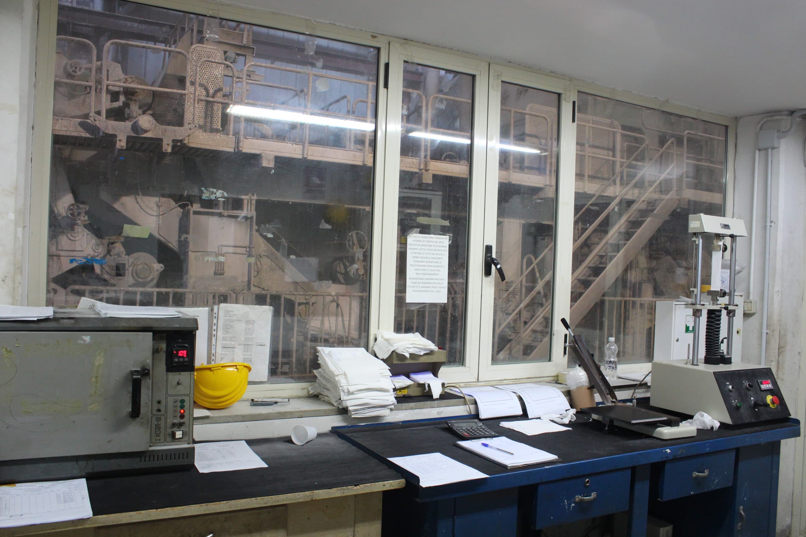 Laboratorio controllo qualità della carta